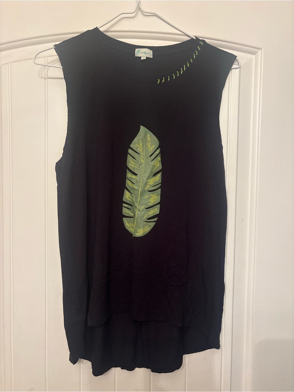Source Unknown Black Sleeveless Tank with Green Leaf Motif